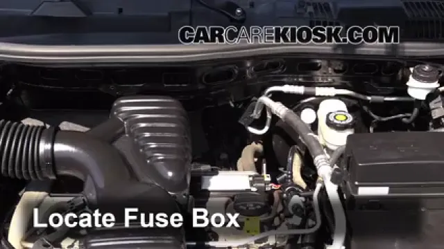 2005 Saturn Vue 2.2L 4 Cyl. Fuse (Engine) Replace